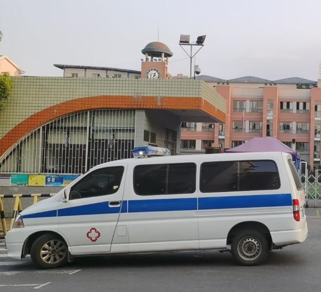 册亨救护车出租护送骨折病人一公里多少钱